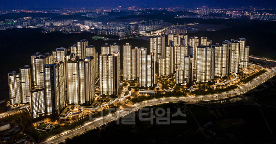 지난달 29일 준공승인을 받아 30일부터 입주가 시작될 예정인  4805세대 규모의 검암역 로열파크씨티 푸르지오 야간 전경. 사진 DK아시아